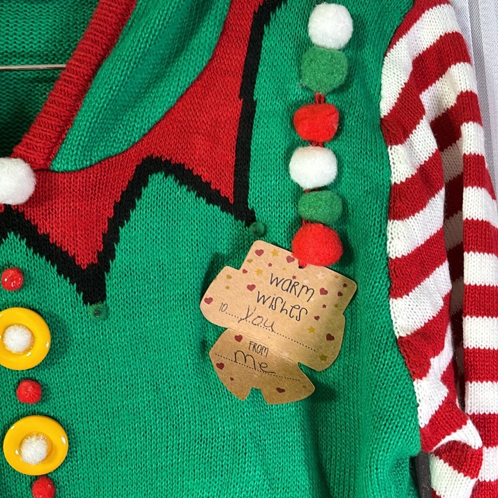 Very detailed Christmas sweater! - Picture 2 of 8